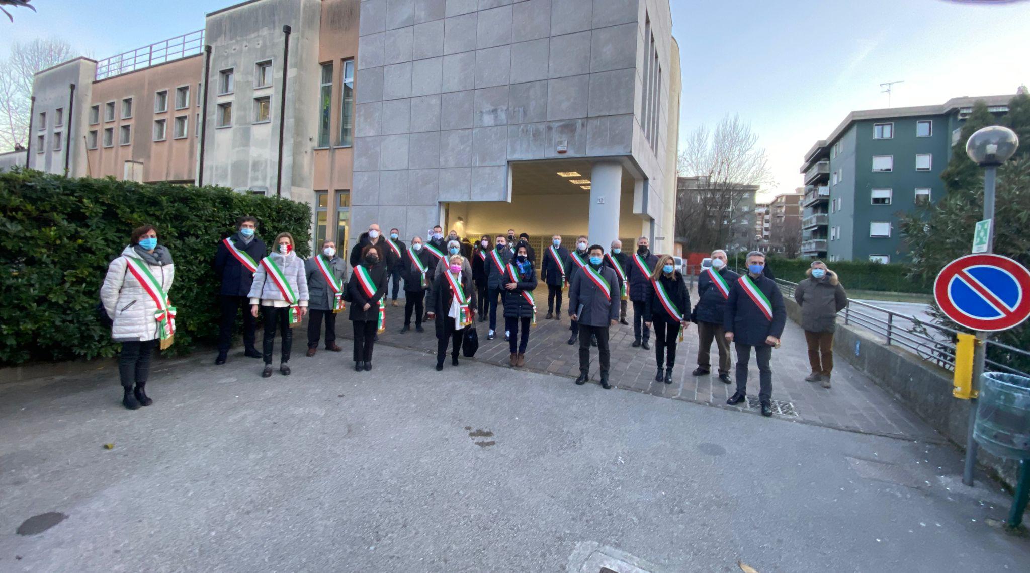 Copertina per Monfalcone, trenta sindaci da tutta la regione in protesta di fronte all'ufficio postale